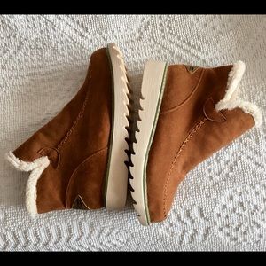 SOLD {NWOT} Suede winter booties